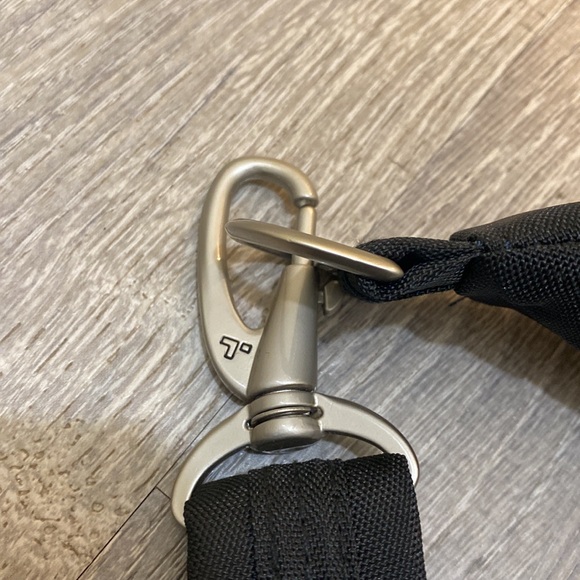 TRAVELON • CROSSBODY • adjustable strap - Picture 6 of 11